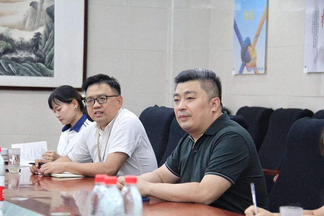 8月24日上午，縣科技局負(fù)責(zé)人張玲、縣安監(jiān)局主要負(fù)責(zé)同志帶領(lǐng)各局黨組成員一行走進(jìn)豪家集團(tuán)2