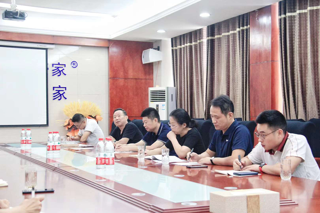 8月24日上午，縣科技局負(fù)責(zé)人張玲、縣安監(jiān)局主要負(fù)責(zé)同志帶領(lǐng)各局黨組成員一行走進(jìn)豪家集團(tuán)3