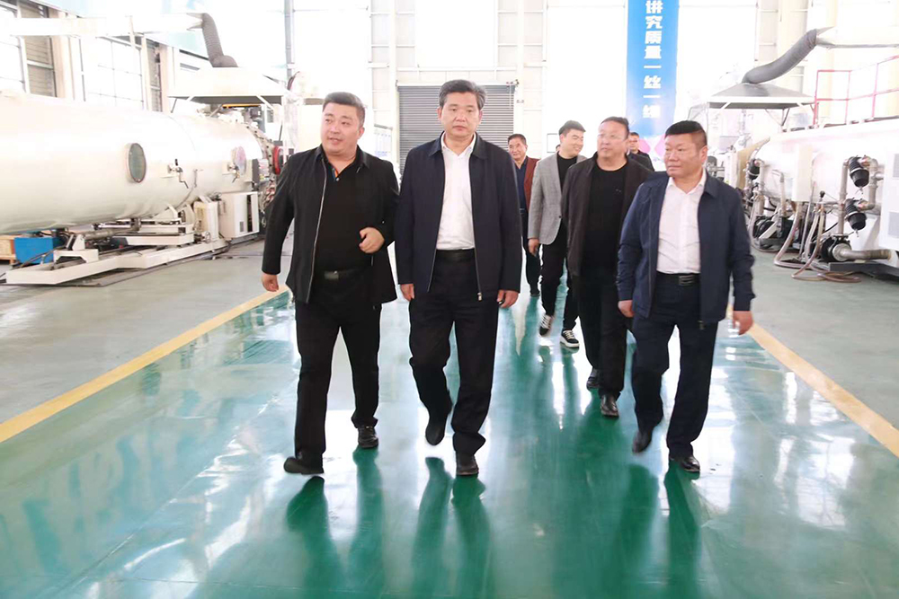 市水利局黨組書記、局長曹濤及局機關(guān)領(lǐng)導(dǎo)同志等一行蒞臨豪家集團調(diào)研指導(dǎo)1